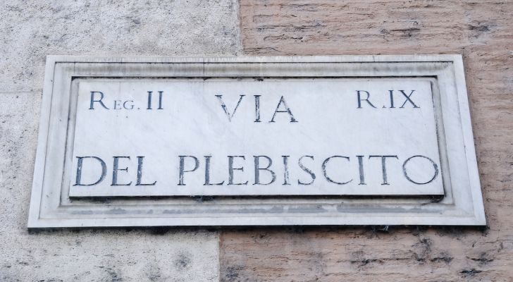 Via del Plebiscito signage in Rome
